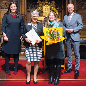 Foto (2020): Auszeichnung 2. Platz des Hamburger Stifterpreises mit dem Projekt „Entlastung pflegender Eltern durch die Betreuung und Pflege der Kinder am Nachmittag in unserer Einrichtung“.